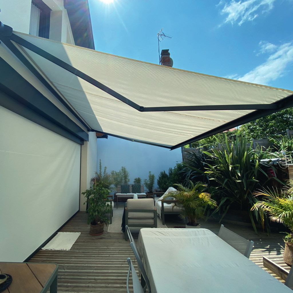 Store banne Medio sur une terrasse